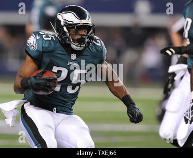 Philadelphia Eagles LeSean McCoy hetzt gegen die Dallas Cowboys in der ersten Hälfte bei AT&T Stadium in Arlington, Texas, am 29. Dezember 2013. UPI/Ian Halperin Stockfoto