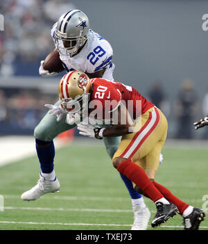 Dallas Cowboys DeMarco Murray erhält durch San Francisco 49ers Perrish Cox im zweiten Quartal bei AT&T Stadium verordnungdrogeverkäufen am 7. September 2014 in Arlington, Texas. UPI/Ian Halperin Stockfoto