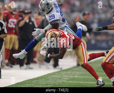 Dallas Cowboys DeMarco Murray erhält durch San Francisco 49ers Perrish Cox im zweiten Quartal verordnungdrogeverkäufen bei AT&T Stadium am 7. September 2014 in Arlington, Texas. UPI/Ian Halperin Stockfoto