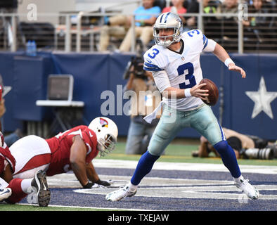 Dallas Cowboys Quarterback Brandon Weeden kriecht in seiner eigenen Endzone gegen die Arizona Cardinals in der ersten Hälfte bei AT&T Stadium am 2. November 2014 in Arlington, Texas. UPI/Ian Halperin Stockfoto