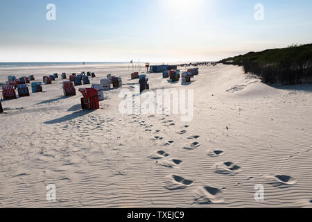 Fußspuren im weißen Sand am Morgen des friesischen Insel Juist. Stockfoto