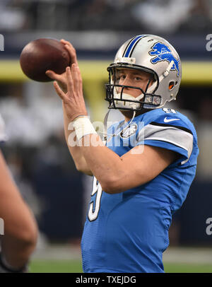 Detroit Lions Matthew Stafford erwärmt, vor denen sich die Dallas Cowboys in der NFL Wild Card Game bei AT&T Stadium in Arlington, Texas am 4. Januar 2015. Foto von Ian Halperin/UPI Stockfoto