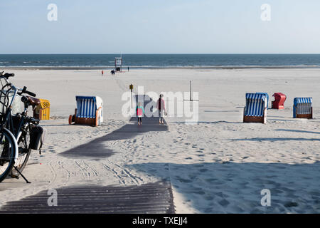 Bunte Liegestühle im weißen Sand am Morgen des friesischen Insel Juist. Stockfoto