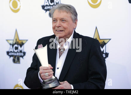 Sänger Mickey Gilley kommt auf der 50. jährlichen Academy der Country Music Awards bei AT&T Stadium in Arlington, Texas, am 19. April 2015 statt. Foto von John angelillo/UPI Stockfoto