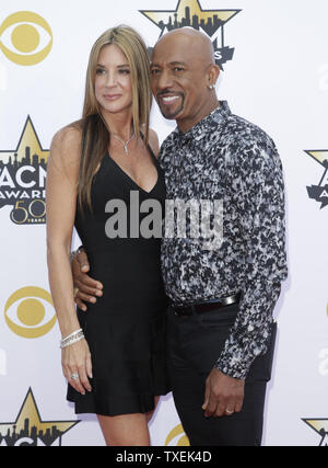 Tara Fowler, Links, und TV-Persönlichkeit Montel Williams nehmen an der 50. jährlichen Academy der Country Music Awards bei AT&T Stadium in Arlington, Texas, am 19. April 2015 statt. Foto von John angelillo/UPI Stockfoto
