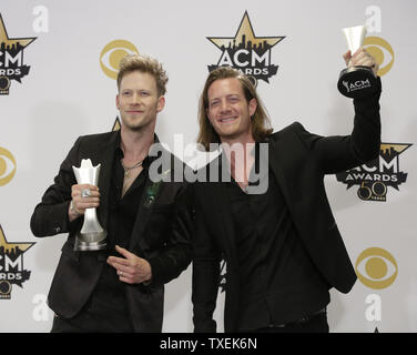 Brian Kelley, Links, und Tyler Hubbard, der Florida Georgia Linie, stellen in der Presse mit den Auszeichnungen für Vocal Event des Jahres für "Das ist, wie wir Roll' und vocal Duo des Jahres auf der 50. jährlichen Academy der Country Music Awards bei AT&T Stadium in Arlington, Texas, am 19. April 2015 statt. Foto von John angelillo/UPI Stockfoto