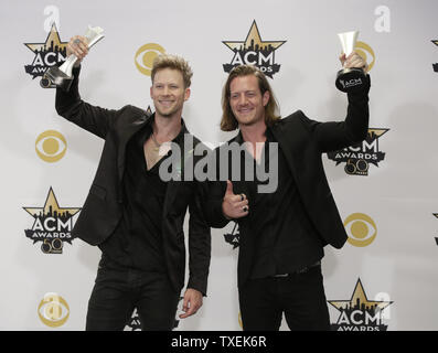 Brian Kelley, Links, und Tyler Hubbard, der Florida Georgia Linie, stellen in der Presse mit den Auszeichnungen für Vocal Event des Jahres für "Das ist, wie wir Roll' und vocal Duo des Jahres auf der 50. jährlichen Academy der Country Music Awards bei AT&T Stadium in Arlington, Texas, am 19. April 2015 statt. Foto von John angelillo/UPI Stockfoto