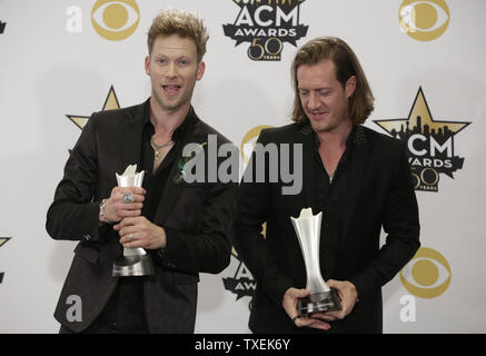 Brian Kelley, Links, und Tyler Hubbard, der Florida Georgia Linie, stellen in der Presse mit den Auszeichnungen für Vocal Event des Jahres für "Das ist, wie wir Roll' und vocal Duo des Jahres auf der 50. jährlichen Academy der Country Music Awards bei AT&T Stadium in Arlington, Texas, am 19. April 2015 statt. Foto von John angelillo/UPI Stockfoto