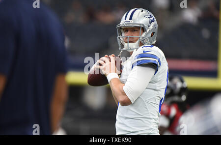 Dallas Cowboys Quarterback Brandon Weeden erwärmt, vor denen sich die Atlanta Falcons bei AT&T Stadium am 27. September 2015 in Arlington, Texas. Weeden beginnt, an Stelle von Tony Romo, brach sich das Schlüsselbein in Woche 2. Foto von Ian Halperin/UPI Stockfoto