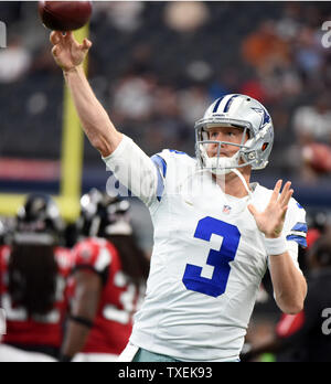 Dallas Cowboys Quarterback Brandon Weeden erwärmt, vor denen sich die Atlanta Falcons bei AT&T Stadium am 27. September 2015 in Arlington, Texas. Weeden beginnt, an Stelle von Tony Romo, brach sich das Schlüsselbein in Woche 2. Foto von Ian Halperin/UPI Stockfoto