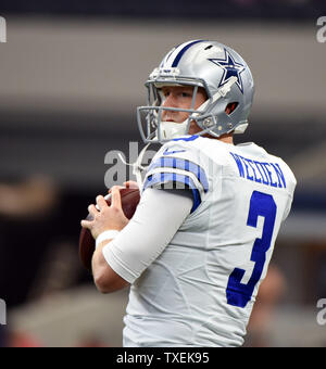 Dallas Cowboys Quarterback Brandon Weeden erwärmt, vor denen sich die Atlanta Falcons bei AT&T Stadium am 27. September 2015 in Arlington, Texas. Weeden beginnt, an Stelle von Tony Romo, brach sich das Schlüsselbein in Woche 2. Foto von Ian Halperin/UPI Stockfoto