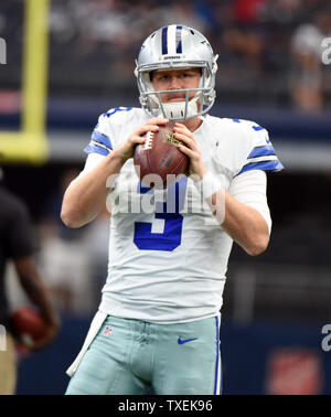 Dallas Cowboys Quarterback Brandon Weeden erwärmt, vor denen sich die Atlanta Falcons bei AT&T Stadium am 27. September 2015 in Arlington, Texas. Weeden beginnt, an Stelle von Tony Romo, brach sich das Schlüsselbein in Woche 2. Foto von Ian Halperin/UPI Stockfoto