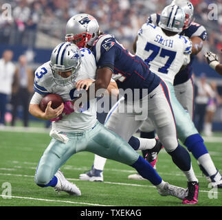 New England Patriots nicht ein hightower Säcke Dallas Cowboys Quarterback Brandon Weeden während der ersten Hälfte bei AT&T Stadium am 11. Oktober 2015 in Arlington, Texas. Foto von Ian Halperin/UPI Stockfoto