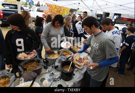 Fußball-Fans verbringen Thanksgiving Day tailgating vor der Dallas Cowboys und Carollna Leoparden Spiel bei AT&T Stadium am 26. November 2015 in Arlington, Texas. Foto von Ian Halperin/UPI Stockfoto