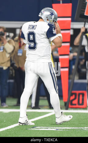 Dallas Cowboys Tony Romo geht weg vom Feld, nachdem er seine dritte Interception in der ersten Hälfte aginst die Carollna Leoparden Spiel bei AT&T Stadium am 26. November 2015 in Arlington, Texas. Foto von Ian Halperin/UPI Stockfoto