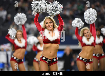Dallas Cowboys Cheerleaders führen ihre jährliche Chirstmas Routine durind Halbzeit des Cowboys und die New York Jets Spiel bei AT&T Stadium am 18 Dezember, 2015 in Arlington, Texas. Foto von Ian Halperin/UPI Stockfoto