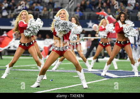 Dallas Cowboys Cheerleaders führen ihre jährliche Chirstmas Routine durind Halbzeit des Cowboys und die New York Jets Spiel bei AT&T Stadium am 18 Dezember, 2015 in Arlington, Texas. Foto von Ian Halperin/UPI Stockfoto