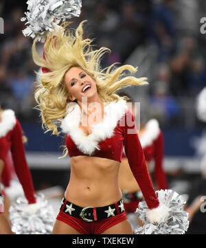 Dallas Cowboys Cheerleaders führen ihre jährliche Chirstmas Routine durind Halbzeit des Cowboys und die New York Jets Spiel bei AT&T Stadium am 18 Dezember, 2015 in Arlington, Texas. Foto von Ian Halperin/UPI Stockfoto