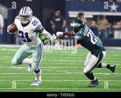 Dallas Cowboys Hesekiel Elliot weg erhält von den Philadelphia Eagles Leodis McKelvin während der ersten Hälfte bei AT&T Stadium in Arlington, Texas, am 30. Oktober 2016. Foto von Ian Halperin/UPI Stockfoto