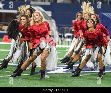 Die Dallas Cowboys Cheerleaders führen ihre jährlichen Halloween Halbzeiterscheinen während der Cowboys und Philadelphia Eagles Spiel bei AT&T Stadium in Arlington, Texas, am 30. Oktober 2016. Foto von Ian Halperin/UPI Stockfoto