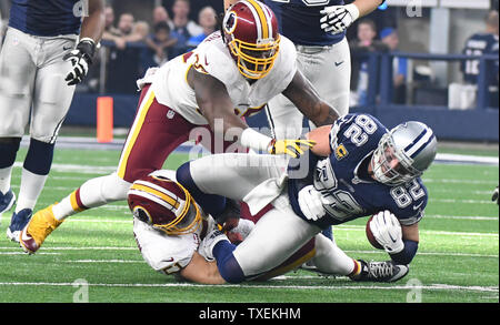 Dallas Cowboys Jason Whitten erhält nach einer kurzen Fang gegen die Washington Redskins in der ersten Hälfte ihr Spiel bei AT&T Stadium verpackt am 24. November 2016 in Arlington, Texas. Foto von Ian Halperin/UPI Stockfoto