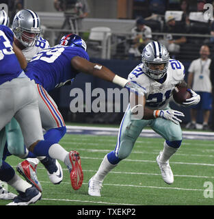 Dallas Cowboys zurück laufen Hesekiel Elliot außerhalb wird auf einem kurzen Lauf gegen die New York Giants bei AT&T Stadium in Arlington, TX am 10. September 2017. Foto von Ian Halperin/UPI Stockfoto