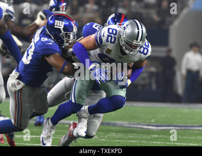 Dallas Cowboys Jason Whitten erhält, die von den New York Giants Verteidigung verpackt nach kurzer Gewinnen bei AT&T Stadium in Arlington, TX am 10. September 2017. Foto von Ian Halperin/UPI Stockfoto