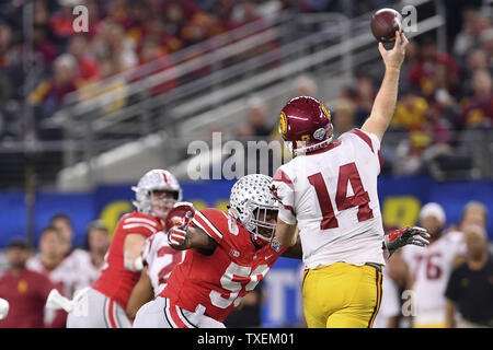 Ohio State Buckeyes defensive lineman Tyquan Lewis #59 drücke USC Trojans quarterback Sam Darnold #14 in der Goodyear Baumwollschüssel Klassiker am 29 Dezember, 2017 bei AT&T Stadium in Arlington, Texas. Foto von Shane Roper/UPI Stockfoto