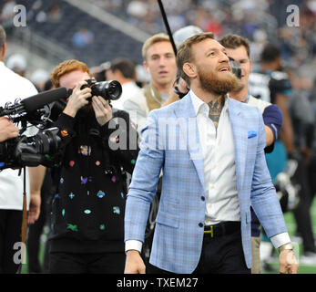 UFC fighter Conor McGregor Kontrollen der Seitenlinie vor der Dallas Cowboys und Jacksonville Jaguars Spiel bei AT&T Stadium in Arlington, Texas, am 14. Oktober 2018. Foto von Ian Halperin/UPI Stockfoto