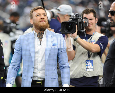 UFC fighter Conor McGregor Kontrollen der Seitenlinie vor der Dallas Cowboys und Jacksonville Jaguars Spiel bei AT&T Stadium in Arlington, Texas, am 14. Oktober 2018. Foto von Ian Halperin/UPI Stockfoto