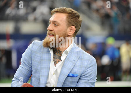 UFC fighter Conor McGregor Kontrollen der Seitenlinie vor der Dallas Cowboys und Jacksonville Jaguars Spiel bei AT&T Stadium in Arlington, Texas, am 14. Oktober 2018. Foto von Ian Halperin/UPI Stockfoto