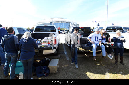 Fans verbringen ihre Danksagung tailgating vor der Dallas Cowboys und die Washington Redskins Spiel AT&T Stadium in Arlington, Texas, am 22. November 2018. Foto von Ian Halperin Stockfoto