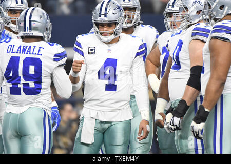 Dallas Cowboys quaterback Dak Prescott Faust bumps seine Handlung an Sie die Philadelphia Eagles Gesicht in ihren NFL Spiel AT&T Stadium in Arlington, Texas am 9. Dezember 2018. Foto von Ian Halperin/UPI Stockfoto