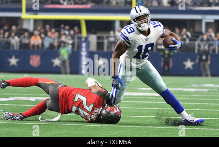 Dallas Cowboys Amari Cooper macht eine 11 Yard catch als Tampa Bay Buccaneers Andrew Admas verteidigt während ihrer NFL Spiel AT&T Stadium in Arlington, Texas, am 23. Dezember 2018. Foto von Ian Halperin/UPI Stockfoto