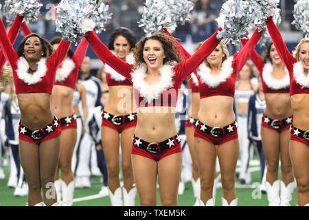 Die Dallas Cowboys Cheerleaders führen ihre jährliche Routine während der Tampa Bay Buccaneers Spiel AT&T Stadium in Arlington, Texas, am 23. Dezember 2018. Foto von Ian Halperin/UPI Stockfoto