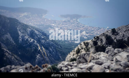 Blick über das Tal von einem Spitzenwert innerhalb des Biokovo Gebirge in Makarska Kroatien Stockfoto