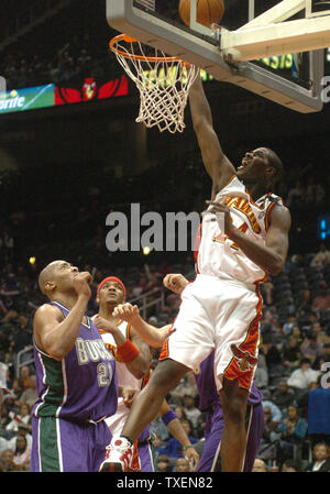 Atlanta Hawks, Marvin Williams (24) wird für zwei Punkte über Milwaukee Bucks Bobby Simmons (21) im ersten Quartal Januar 20, 2006 in Atlanta in der Philips Arena. Die Bucks besiegten die Falken, 118-102. (UPI Foto/Peter Stöger) Stockfoto