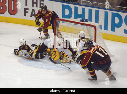 Atlanta Thrashers Marc Savard (9) Werke der Puck in Richtung der Boston Bruins Ziel Januar 24, 2006 in Atlanta in der Philips Arena. Verteidigen, Boston von Hal Gill (25), Nick Boynton (44) und goalie Tim Thomas (30). Atlanta Peter Bondra (22), Rückkehr zur Tätigkeit nach 22 Spielen auf verletzte Reserve, in das Spiel rochen. Die Bruins besiegte die Thrashers, 3-2. (UPI Foto/Peter Stöger) Stockfoto