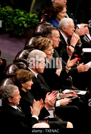 Von unten nach oben, der US-Präsident George Bush, der First Lady Laura Bush, der ehemalige Präsident Bill Clinton, seine Frau US-Senator Hillary Clinton (D-NY), ehemaliger Präsident George H.W. Bush, der ehemalige Präsident Jimmy Carter und seiner Frau Rosalynn Teilnahme an Beerdigung Coretta Scott King in der Neuen Geburt Missionarsbaptist-kirche in Lithonia, Ga., 7. Februar 2006. Coretta Scott King war die Frau von Dr. Martin Luther King Jr. (UPI Foto/Jason Reed-Pool) Stockfoto