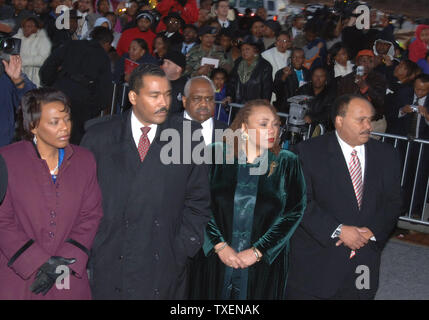 Die Kinder von Coretta Scott King, (L - R) Rev. Bernice King, Dexter König, Yolanda König und Martin Luther King III zusehen, wie Sarg ihrer Mutter ist in einem Leichenwagen, nachdem ihre Trauerfeier in der Neuen Geburt Missionarsbaptist-kirche in Lithonia, Ga., 7. Februar 2006 geladen. Coretta Scott King war die Frau von Dr. Martin Luther King Jr. (UPI Foto/Peter Stöger) Stockfoto