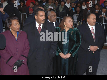 Die Kinder von Coretta Scott King, (L - R) Rev. Bernice King, Dexter König, Yolanda König und Martin Luther King III zusehen, wie Sarg ihrer Mutter ist in einem Leichenwagen, nachdem ihre Trauerfeier in der Neuen Geburt Missionarsbaptist-kirche in Lithonia, Ga., 7. Februar 2006 geladen. Coretta Scott King war die Frau von Dr. Martin Luther King Jr. (UPI Foto/Peter Stöger) Stockfoto