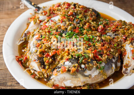 Sauerkraut Pfeffer fisch Kopf gehackt Stockfoto