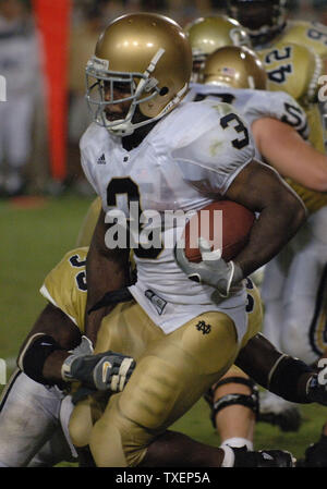Notre Dame zurück laufen Darius Walker (3) verläuft durch die Verteidigung der Georgia Tech im vierten Quartal im Bobby Dodd Stadium in Atlanta, Ga., 2. September 2006. Notre Dame besiegte Georgia Tech 14-10. (UPI Foto/Peter Stöger) Stockfoto