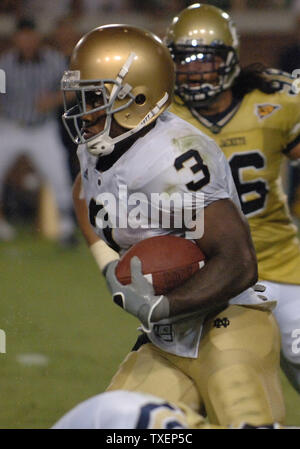 Notre Dame zurück laufen Darius Walker (3) verläuft durch die Verteidigung der Georgia Tech im vierten Quartal im Bobby Dodd Stadium in Atlanta, Ga., 2. September 2006. Notre Dame besiegte Georgia Tech 14-10. (UPI Foto/Peter Stöger) Stockfoto