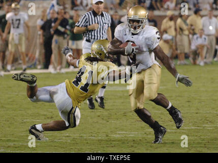 Notre Dame zurück laufen Darius Walker (3) verläuft durch die Verteidigung der Georgia Tech linebacker Philip Wheeler (41) im vierten Quartal im Bobby Dodd Stadium in Atlanta, Ga., 2. September 2006. Notre Dame besiegte Georgia Tech 14-10. (UPI Foto/Peter Stöger) Stockfoto