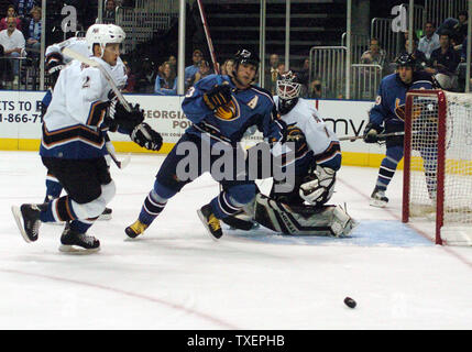 Atlanta Thrashers Vyacheslav Kozlov (13), Russlands und Washington Capitals Brian Pothier (2) gehen nach dem Puck in der dritten Periode an der Philips Arena in Atlanta, 19. Oktober 2006. Die Thrashers besiegt die Hauptstädte 3-2 in einem shootout. (UPI Foto/Peter Stöger) Stockfoto