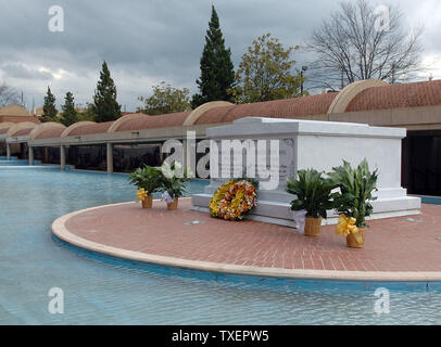 Die Überreste von Dr. Martin Luther King, Jr., und Coretta Scott King, sind zusammen mit einem aktualisierten Mausoleum vorgestellt im King Center in Atlanta am 20. November 2006, beigesetzt. Ihr Sarg wurde von einem in der Nähe von temporären Ort am 17. November 2006 verschoben, um die neu erbaute Mausoleum 10 Monate nach ihrem Tod. Dr. King ermordet wurde im Jahr 1968. (UPI Foto/Peter Stöger) Stockfoto