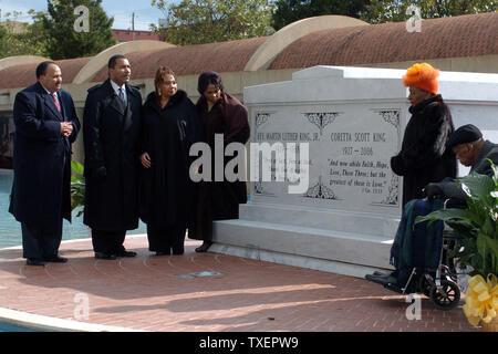 Die Überreste von Dr. Martin Luther King, Jr. und Coretta Scott King werden zusammen in einer aktualisierten Mausoleum vorgestellt im King Center in Atlanta am 20. November 2006, beigesetzt. Ihr Sarg wurde von einem in der Nähe von temporären Ort am 17. November 2006 verschoben, um die neu erbaute Mausoleum 10 Monate nach ihrem Tod. Dr. King ermordet wurde im Jahr 1968. König Familie Mitglieder (von links) Martin Luther King III, Dexter König, Yolanda König, Bernice König, Christine König Ferris und Obie Scott Blick auf dem neuen Grab. (UPI Foto/Peter Stöger) Stockfoto