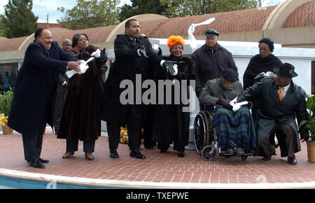 Die Überreste von Dr. Martin Luther King, Jr., und Coretta Scott King, sind zusammen mit einem aktualisierten Mausoleum vorgestellt im King Center in Atlanta am 20. November 2006, beigesetzt. Ihr Sarg wurde von einem in der Nähe von temporären Ort am 17. November 2006 verschoben, um die neu erbaute Mausoleum 10 Monate nach ihrem Tod. Dr. King ermordet wurde im Jahr 1968. König Familie Mitglieder (von links) Martin Luther King III, Bernice King, Dexter König, Yolanda King (hinter Dexter versteckt), Christine König Ferris, Obie Scott, Alberta Scott und Isaac Ferris release weiße Tauben zu Ende der reinterment Zeremonie (UPI Foto/Jo Stockfoto