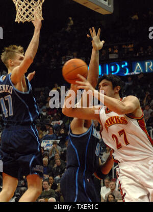 Atlanta Hawks Zaza Pachulia (27), Georgien, an der Utah Jazz center Carlos Boozer (5) und Andrei Kirilenko (47), Russland, für einen Schuß Versuch in der vierten Periode an der Philips Arena in Atlanta, 20. Dezember 2006. Der Jazz dfeated die Falken 112-106. (UPI Foto/Peter Stöger) Stockfoto